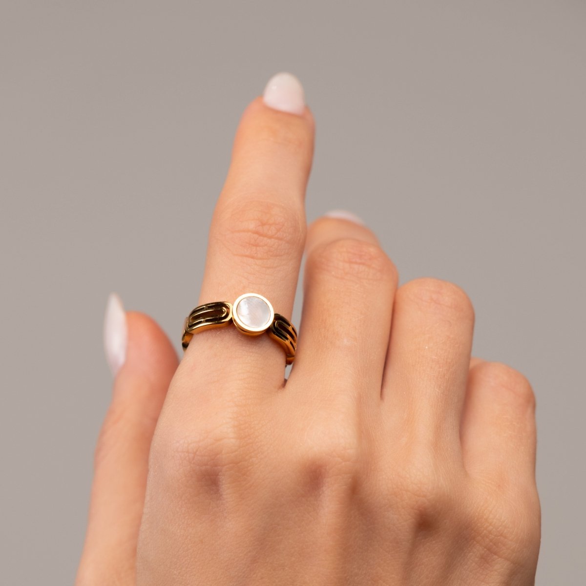 Athena Mother-of-Pearl Ring 18k Gold Plated