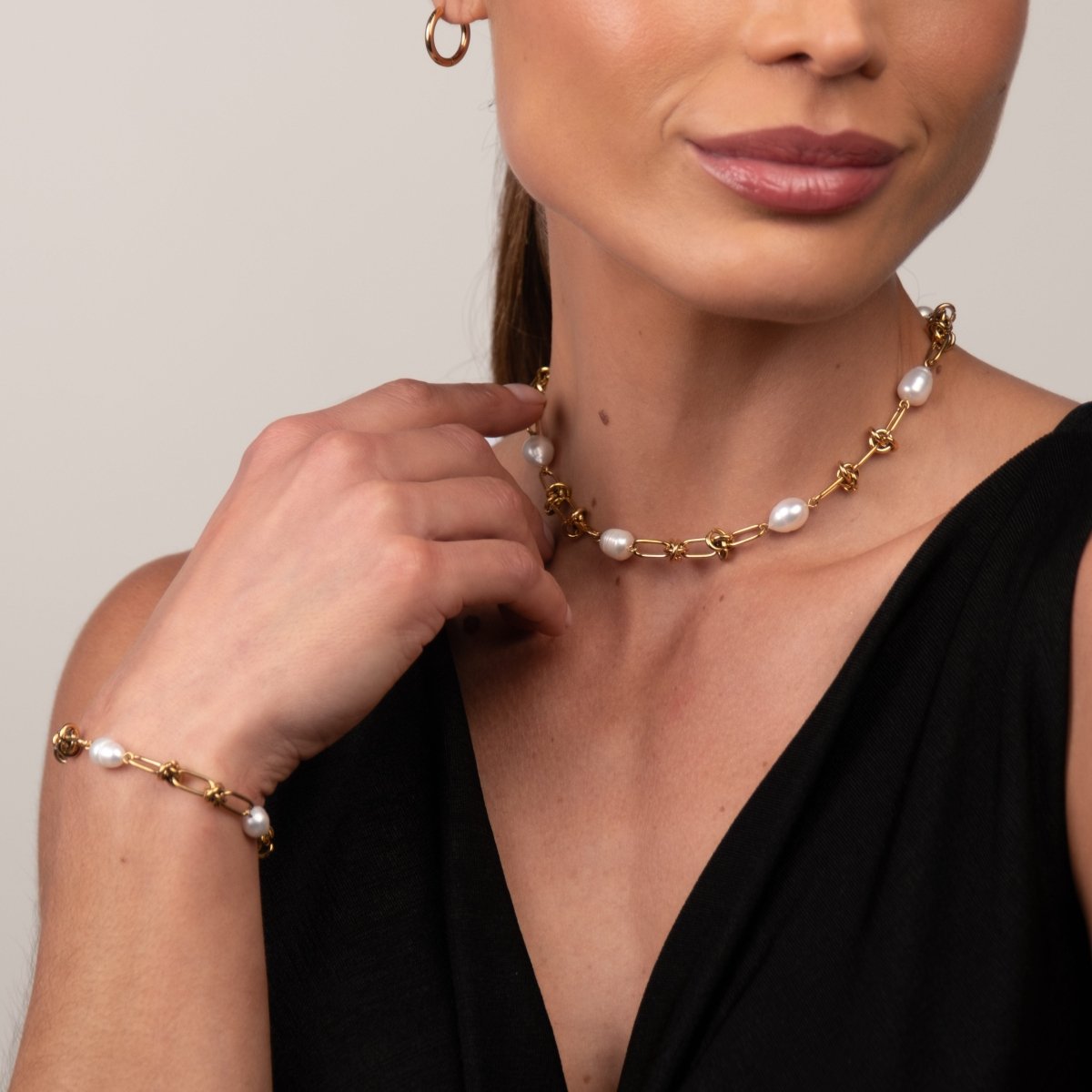 Knot and Pearls Necklace - 18k Gold Plated